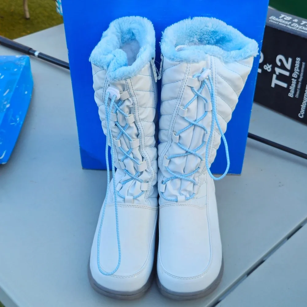 Totes Shelly Snow Boots Girls Size 6 White Blue Quilted Faux Fur Zip Up T-SHELLY